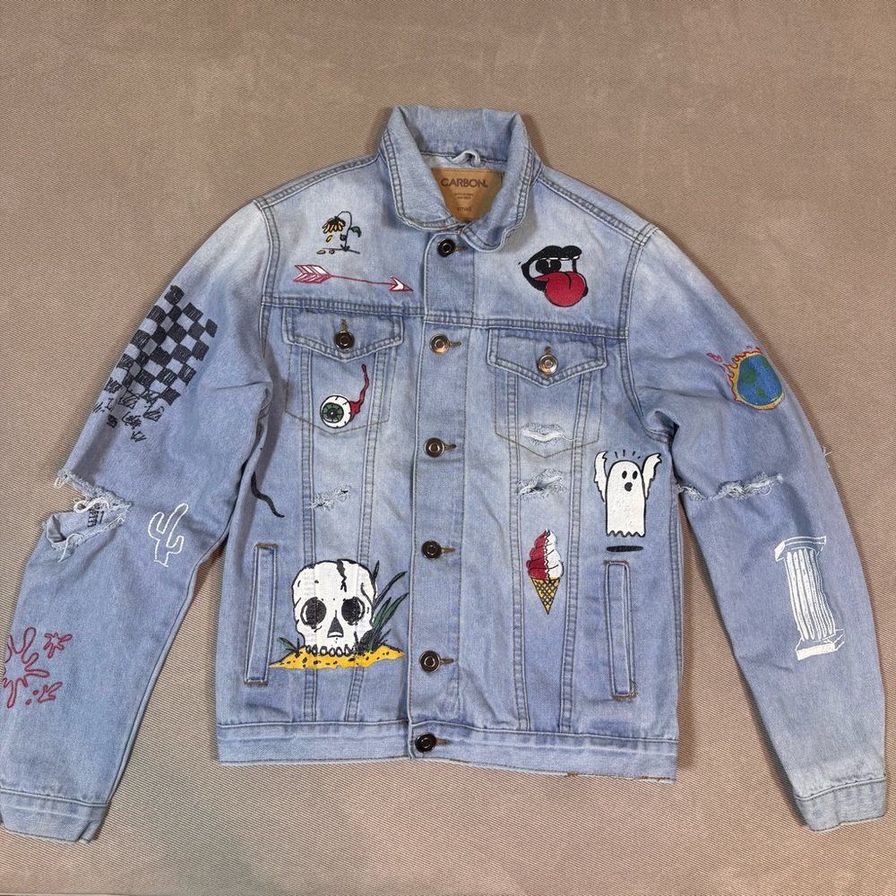 Carbon Savage Distressed Jean Light Wash Denim Jacket Novelty Print Size Small